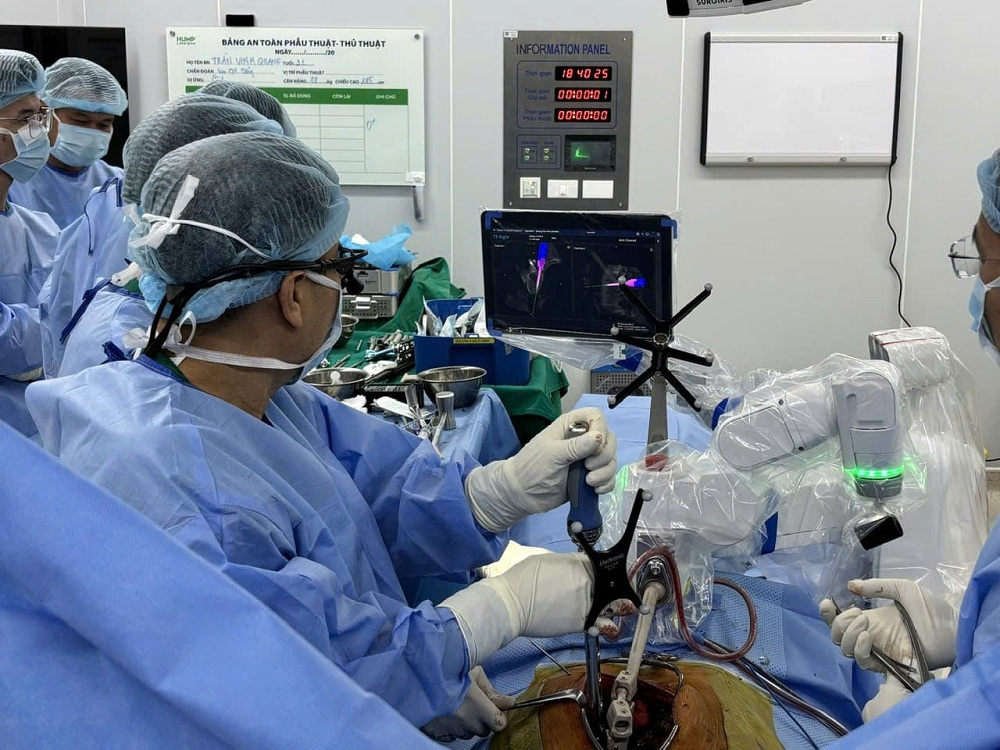 Lần đầu tại Việt Nam, robot thế hệ mới hỗ trợ phẫu thuật thành công vẹo cột sống người lớn